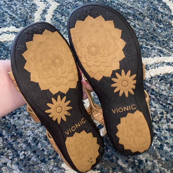 Vionic Amber Sandal GUC - Picture 15 of 16